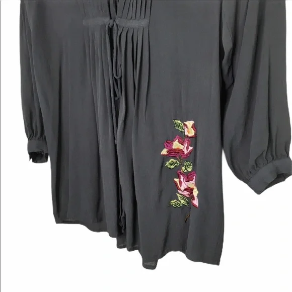 Soft Surroundings Gray Pintuck Floral Embroidered Tunic Blouse M - Picture 2 of 7